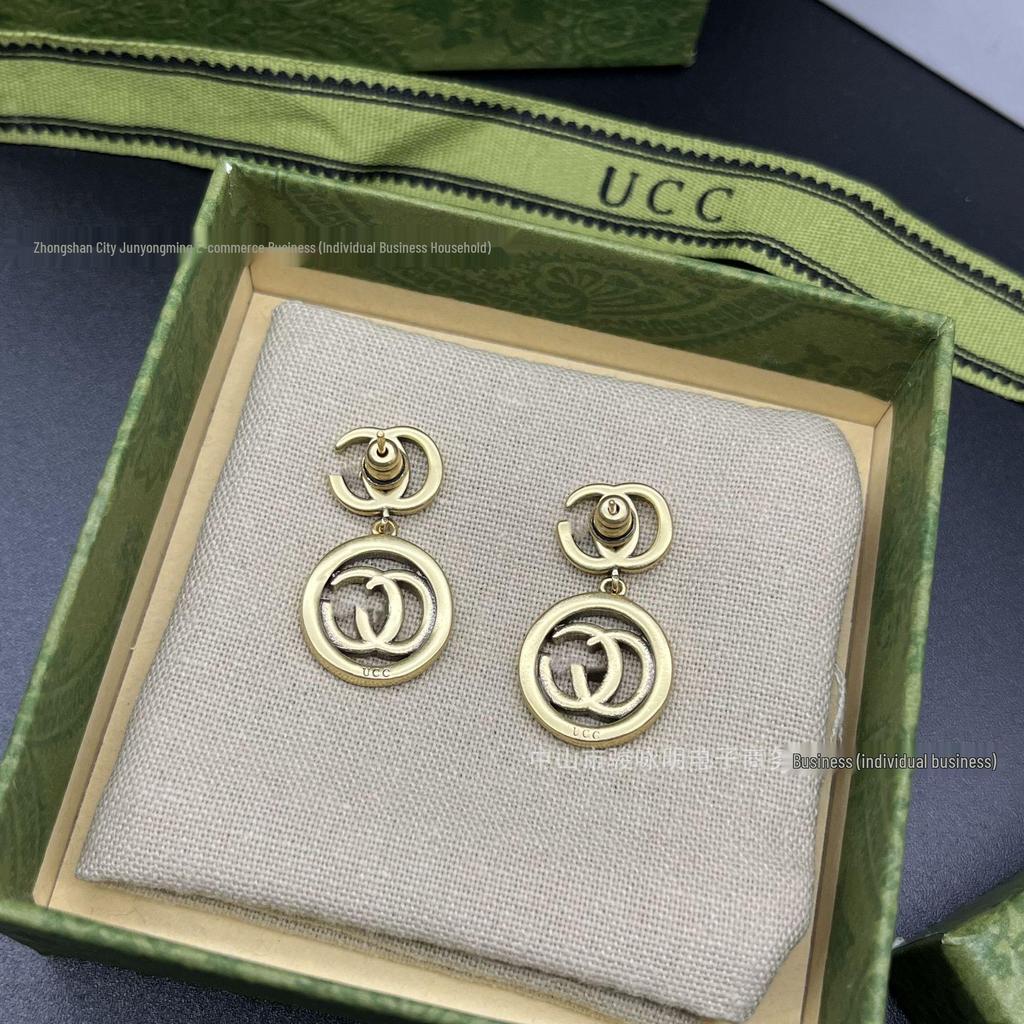 Cercei Stud Retro cu Dublu G: Rotund, Cu Diamante Complete Incrustate, Design cu Litere Goale, Placat cu Cupru cu Aur Real