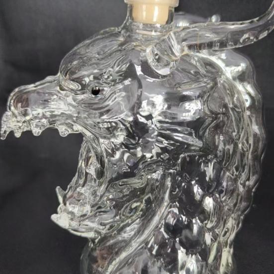 Karafa na whisky s dračí hlavou se silikonovou zátkou 320 ml Skleněný dávkovač na likér pro Bourbon Tequilu Novinka Umění Barové sklo Jedinečná domácí dekorace