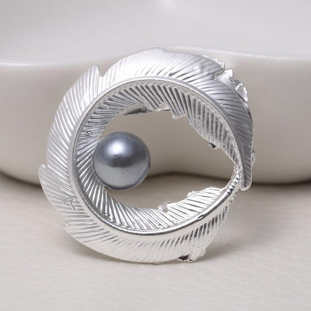 Einfache und modische romantische Brosche Blätter runde Perlenbrosche Damen-Accessoires Partykleid-Accessoires Brosche Geschenkschmuck