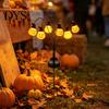 Outdoor Halloween Decorations Solar Pumpkin Light, LED Scary Jack-o-Lantern Swaying Garden Stake Orange Porch Lamps Waterproof Pathway Light for Patio