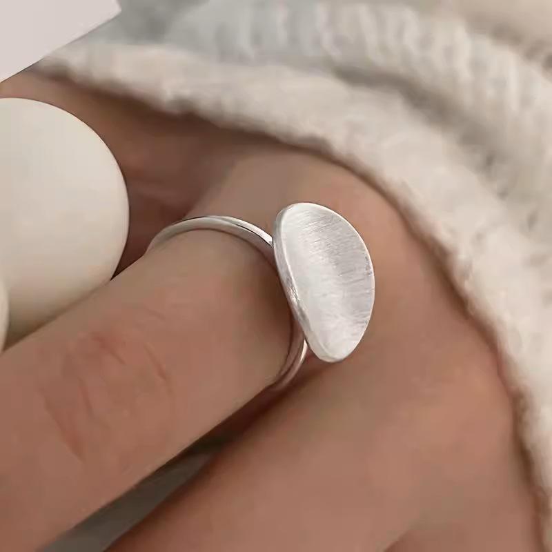 Creative Geometric Brushed Disc Ring: Trendy, Versatile, Adjustable Open Circle Design for Women’s Index Finger.