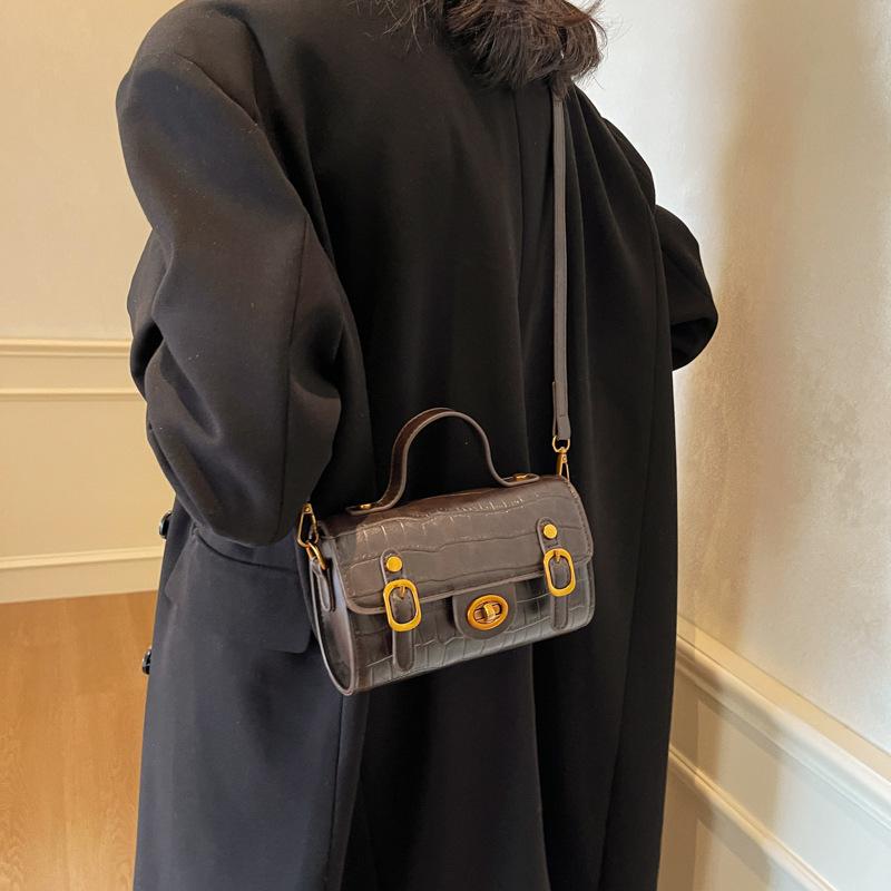 

Осень и зима новая сумка-багет модный замок каменный узор плечевая сумка-мессенджер премиальная текстура портативная женская сумка 19*7*12 темно-коричневого