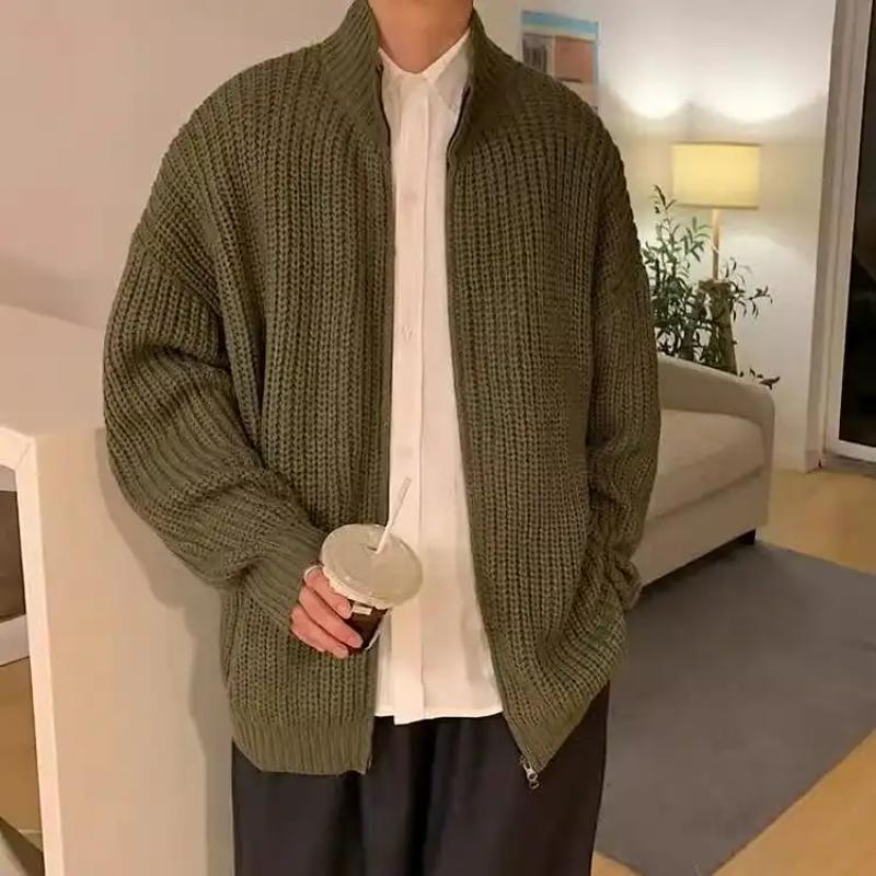 Мужская оливково-зеленая фактурная вязаная куртка-бомбер с воротником-стойкой и свободной посадкой на молнии M зелёный 3190₽