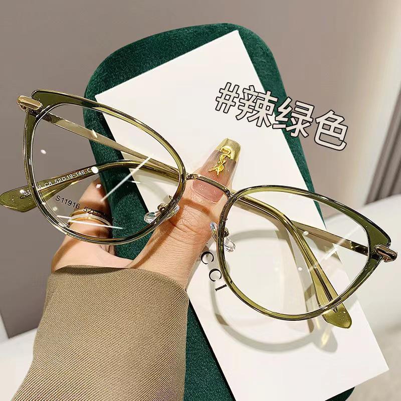 High-Definition Photochromic Cat Eye Glasses: Fashionable Anti-Blue Light, Versatile Eye Protection for Myopia