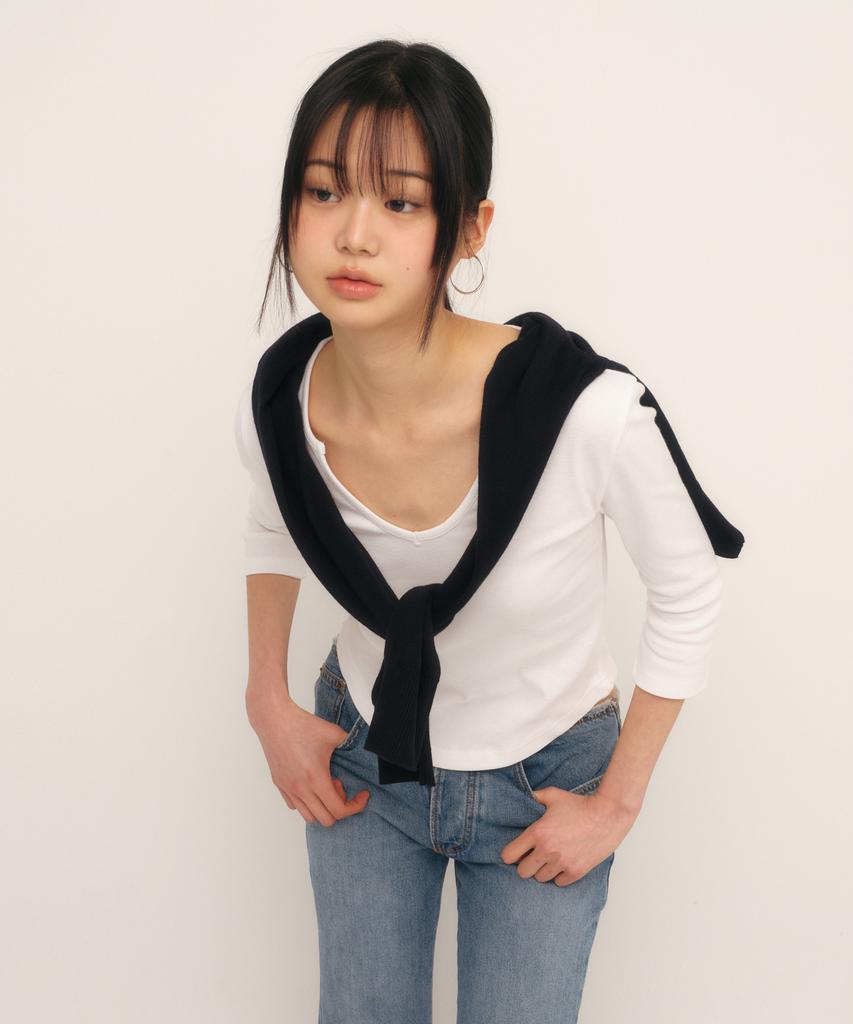 Kyuliti C 90S Line Slit Neck T-Shirt_White