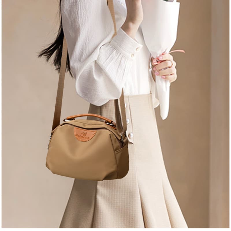 Simple, lightweight and casual multi-layer large-capacity shoulder messenger bag.