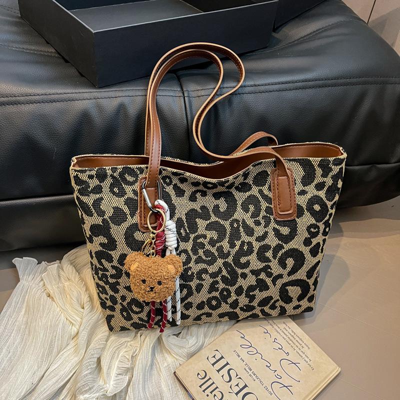 

2025 зима новая корейская персонализированная леопардовая сумка под мышку в иностранном стиле, темпераментная плечевая сумка-тоут в ленивом стиле Without pendant коричневый