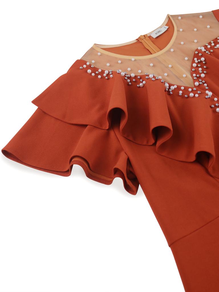 Robe élégante pour femme moulante aux hanches, longueur genou, avec manches courtes à volants et encolure ornée de strass, parfaite pour une soirée.