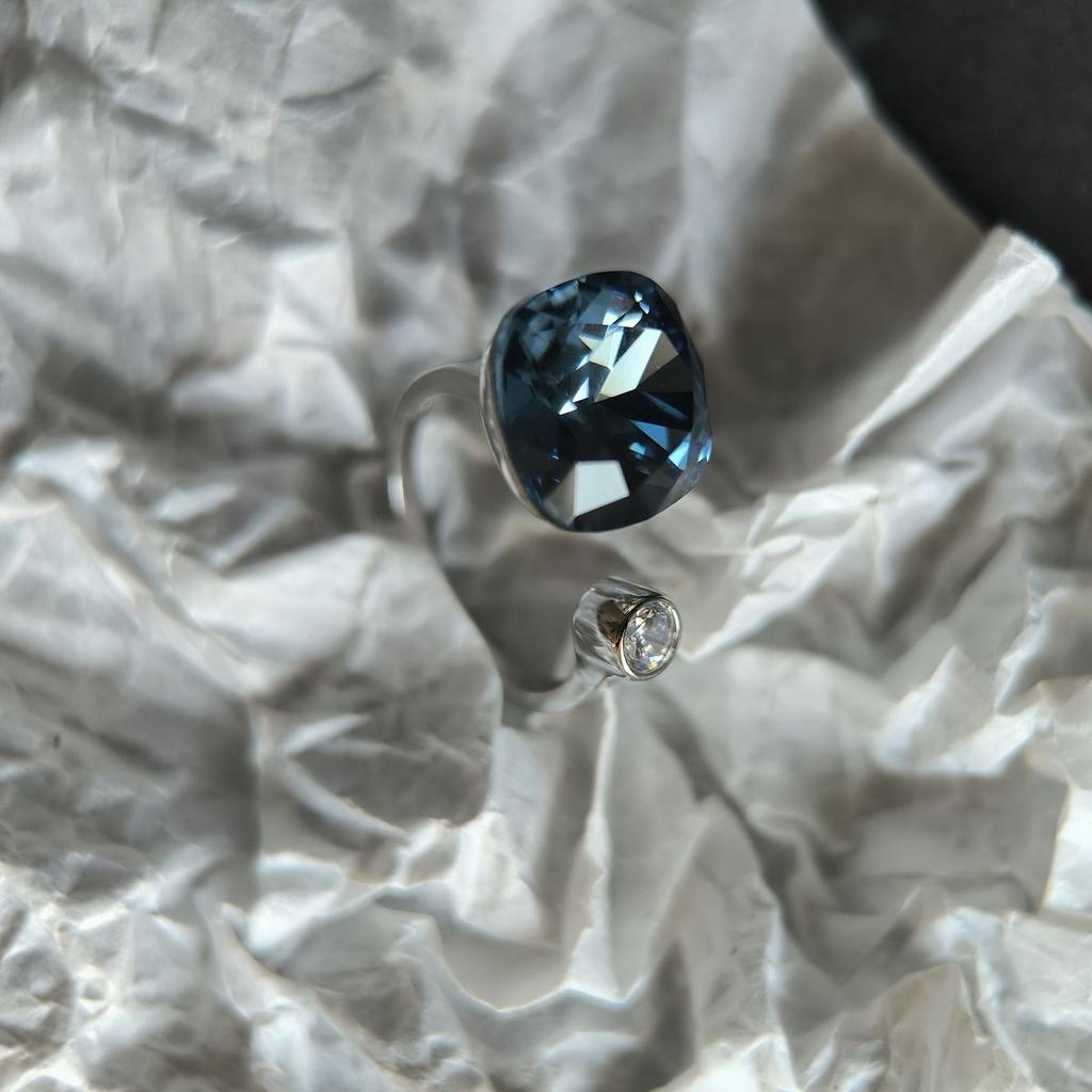 Серебряное кольцо с фианитами, вес изделия 4,9 гр (60002214)
