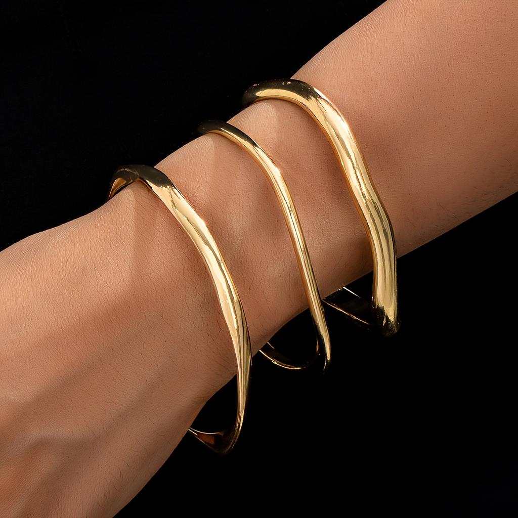 3-piece Women's Chic Geometric Bracelet, with A Retro and Minimalist Style That Catches The Eye. It Is A Casual Outfit Paired with A Divine Artifact