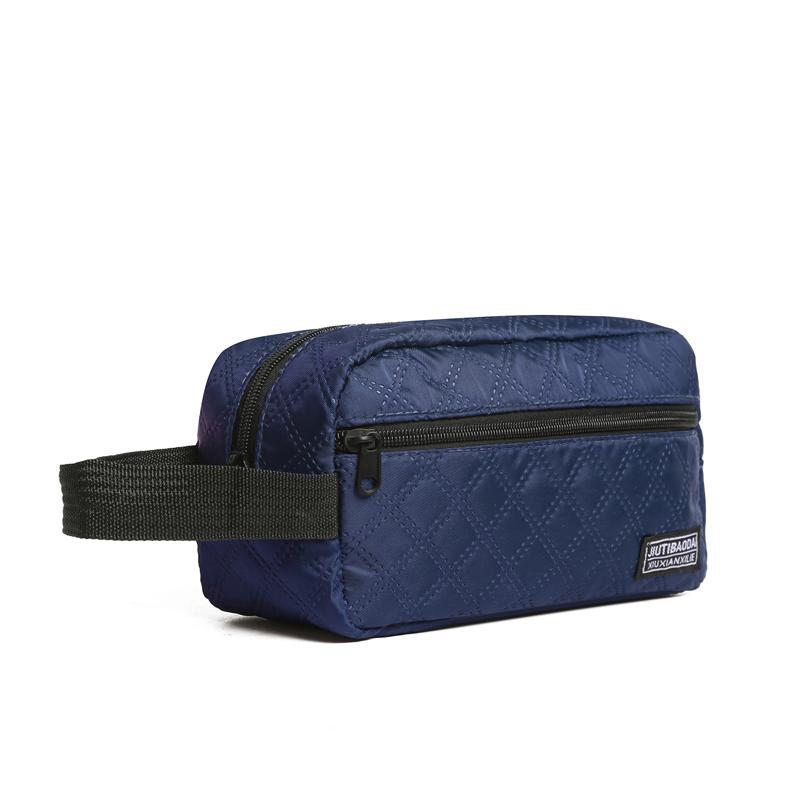 Neutral bags are suitable for business trips. They are convenient to carry and feature simple makeup and toiletry bags.
