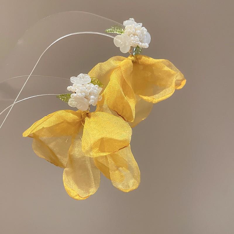Yellow flower pendant earrings, sweet temperament earrings, fashionable and versatile high-end earrings.