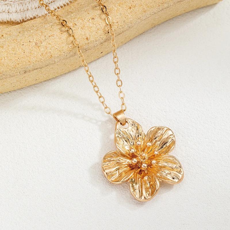 Golden Dopamine Style Flower Pendant Necklace for Women New Trend Wrinkled Choker Wedding Gifts Accessories