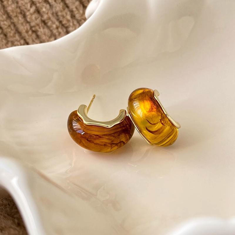 French Maillard Amber C-Shaped Stud Earrings: Elegant, Retro, High-End Ear Jewelry for Women.
