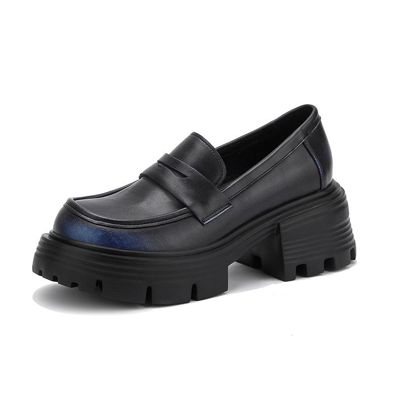 Damen Retro Leder Slipper im britischen Stil mit verstecktem Absatz, Trend Frühjahr 2025.