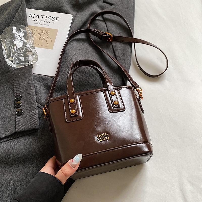 Vintage Maillard Niche Fashionable Oil Wax Leather Portable Bucket Bag, High-end Light Luxury Commuter Versatile Messenger Women's Bag