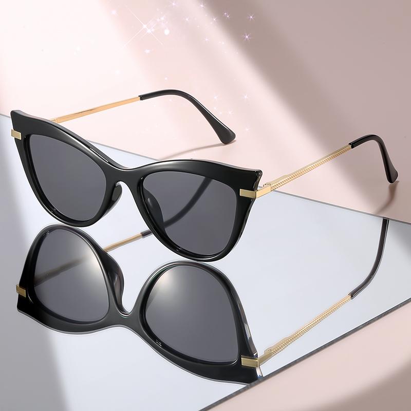 

2026 New Retro Cat Eye Clear Lens Glasses for Women - Purple Gradient Frame with Gold Metal Arms, Fashion Eyewear for Daily Wear чорний
