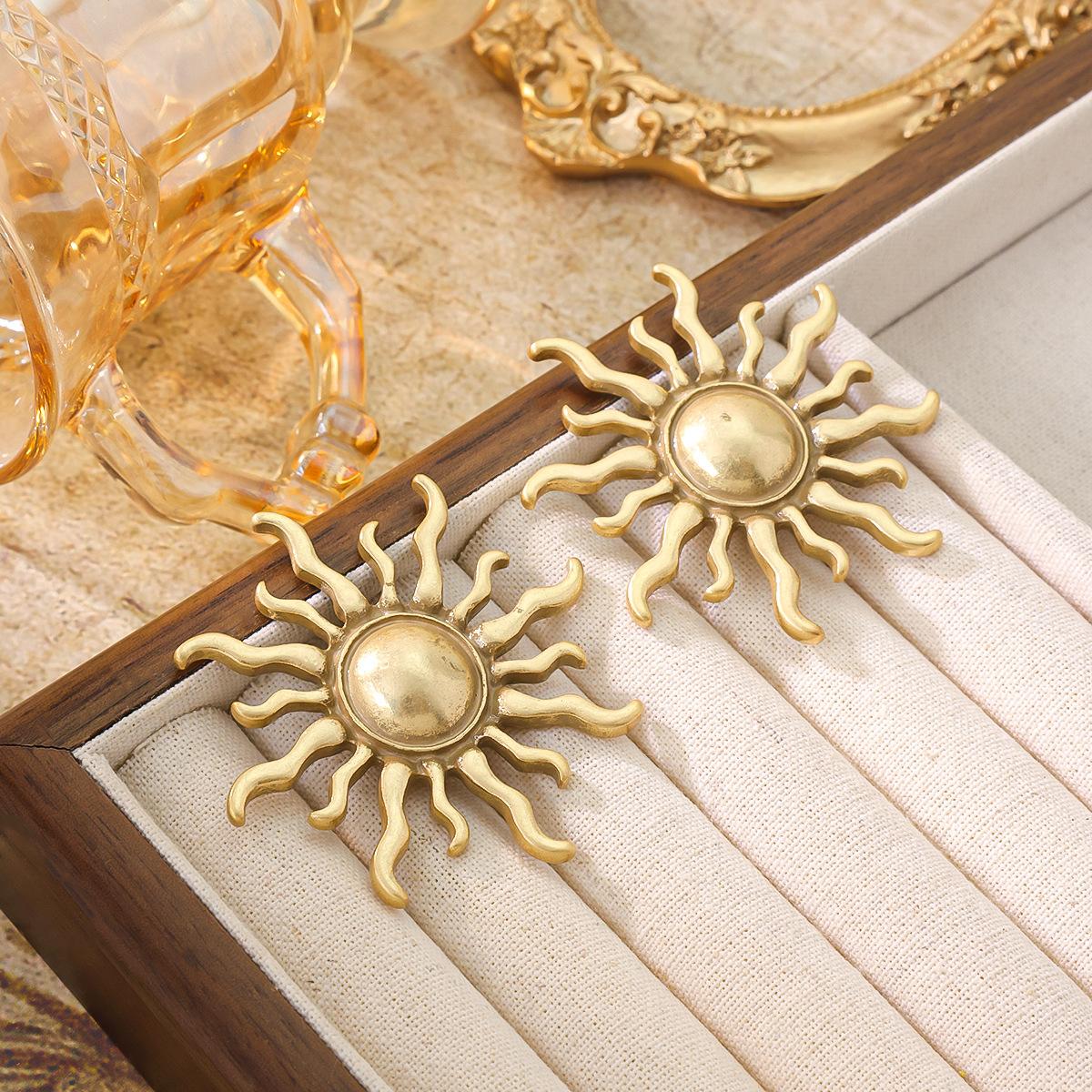 

Fashion Exaggerated Sunflower Radiant Earrings Female Internet Celebrity Trendy Party Retro Metallic Cold Ear Accessories