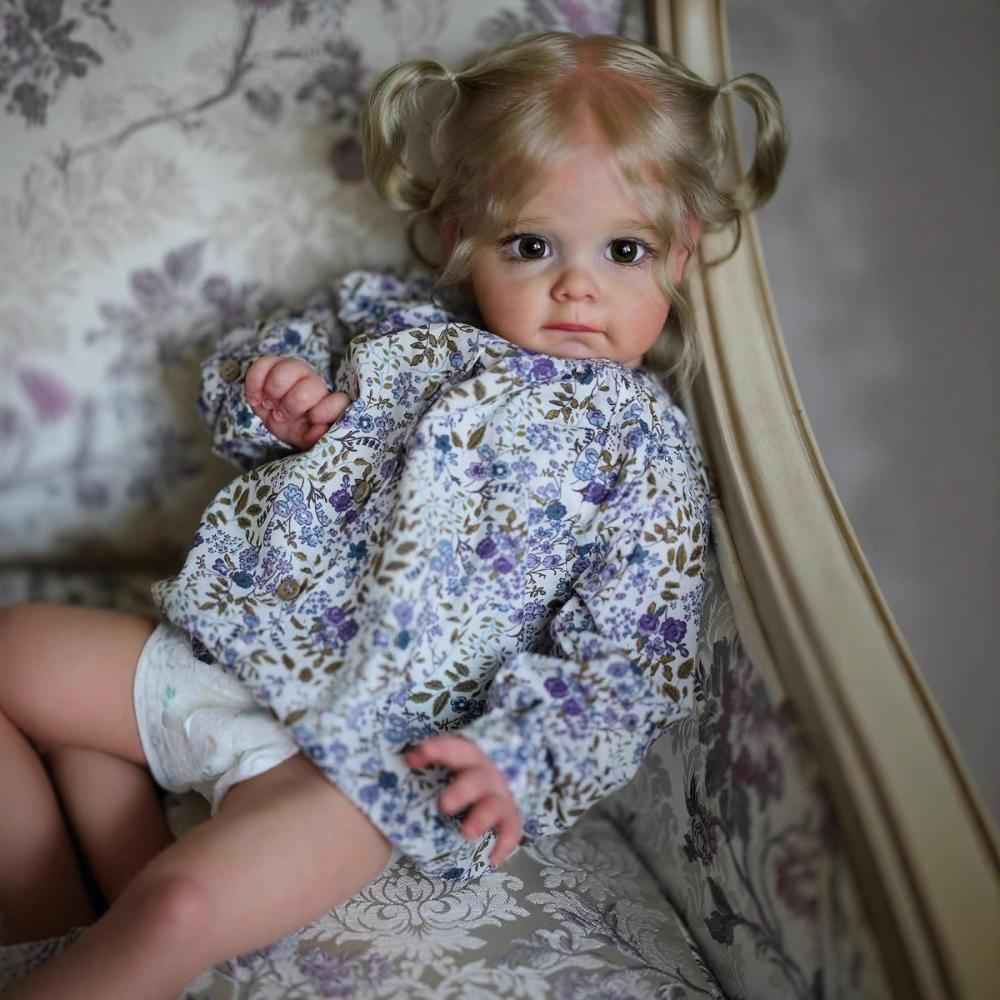 24-calowe miękkie materiałowe lalki odrodzone Maggi Wear niebieski kwiatowy kombinezon ręcznie malowana 3D symulacja lalka wyglądająca realistycznie odrodzona lalka dla małych dzieci Cosplay dziewczyna