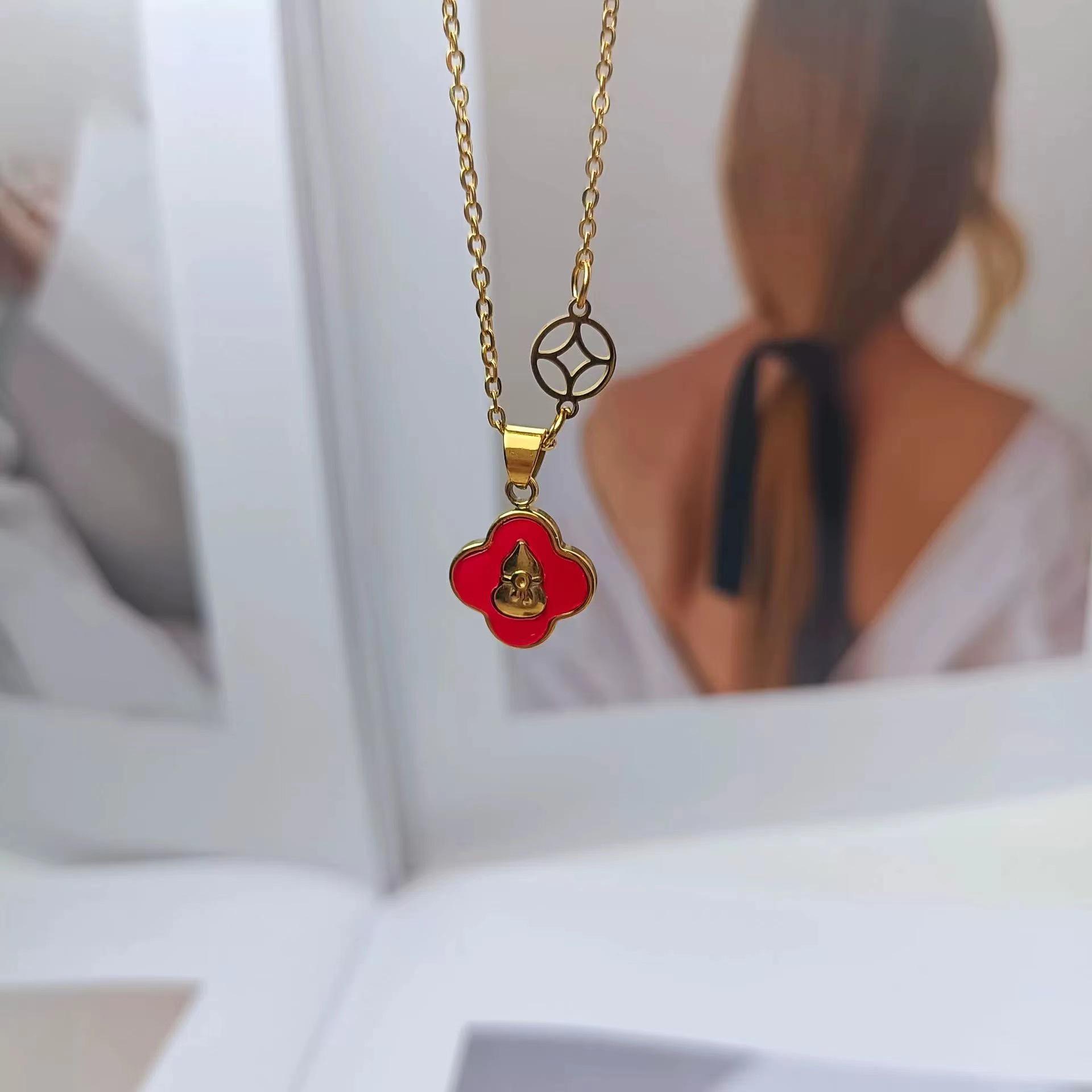 

Модное ожерелье в виде красной тыквы с сердечком и клевером - Элегантный дизайн высокого класса