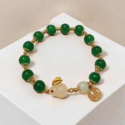 2025 Gada nefrīta zaļš nefrīta trusis aproce: Augstas klases ķīniešu stils, Čūskas gads, Elegants sieviešu nišas pērlīšu dizains