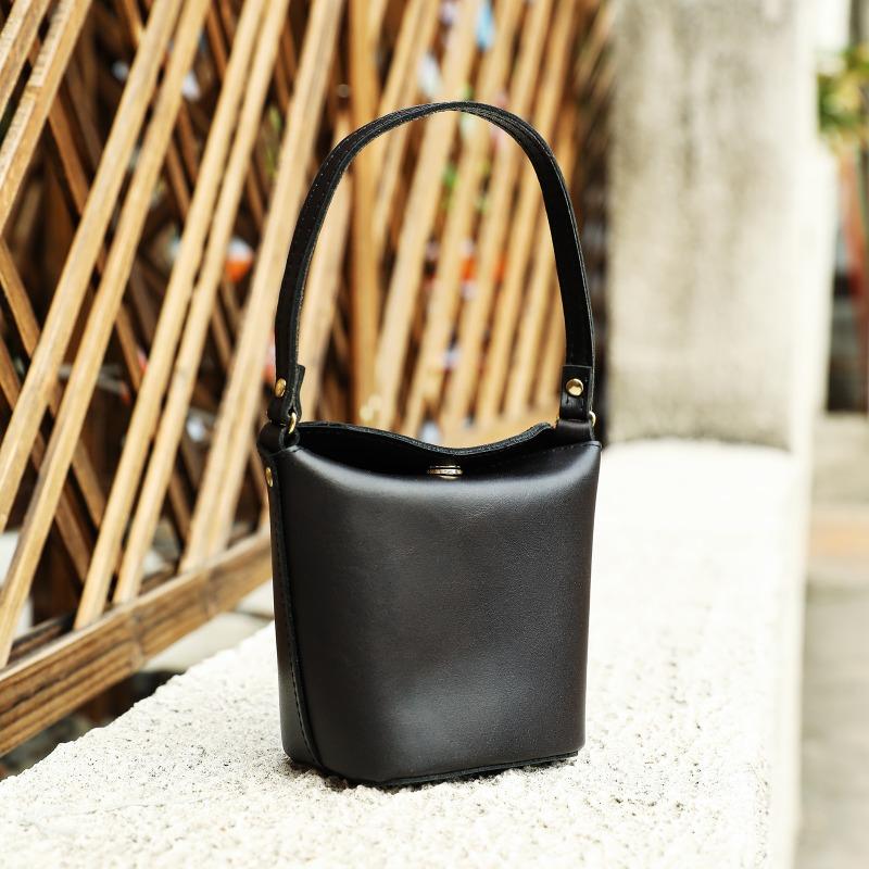 Torebka do ręki z prawdziwej skóry, wykonana z licowej skóry bydlęcej, emanuje wysokiej klasy i niszowym charakterem.