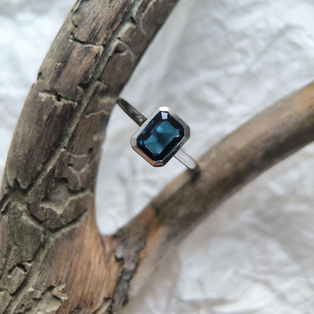 Серебряное кольцо с сапфиром nano 1.488ct, вес изделия 2,26 гр (2205999)