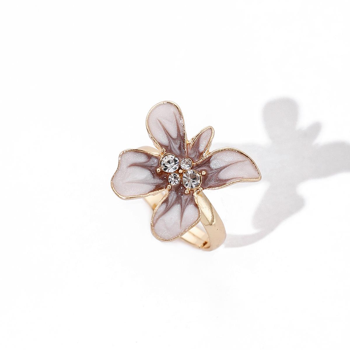 

Модные кольца для женских украшений белый