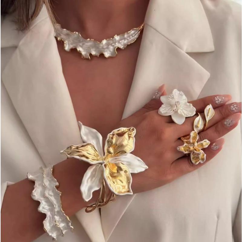 European and American Cold Wind Metal Iris Bracelet Female Retro Personality Exaggerated White Bohemian Flower Bracelet