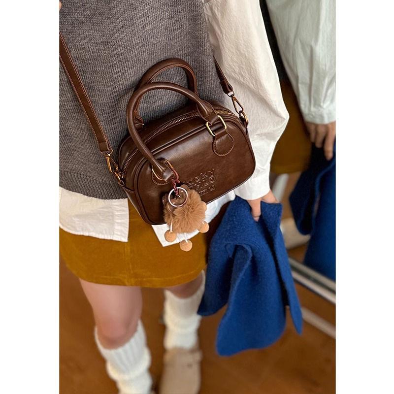 Premium sense retro small bag women 2025 new autumn and winter popular versatile messenger bag super fire portable bowling bag