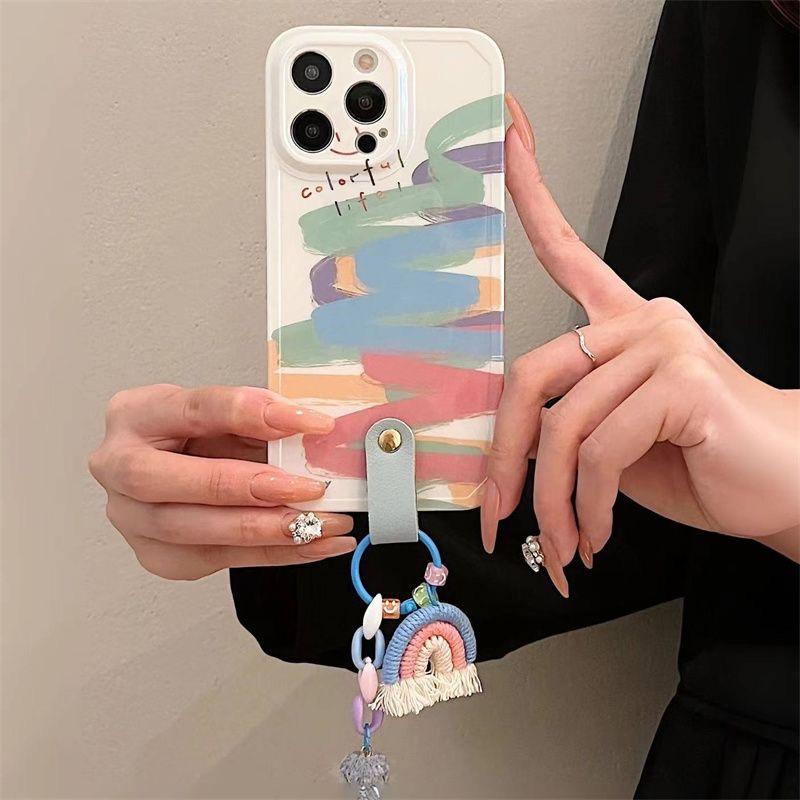 

Чехол для телефона с цветной полосой на белом фоне, подвеской в виде сине-розового радужного облака и светло-голубой кожаной диагональной веревкой через плечо iphone14pro