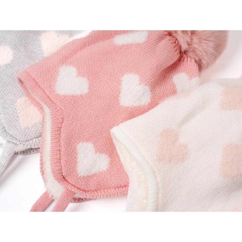 Winter Children Aged 3 To 12 with Arctic Velvet Hats, Scarves and Heart-shaped Patterns Are Cute and Versatile, Suitable for Dai