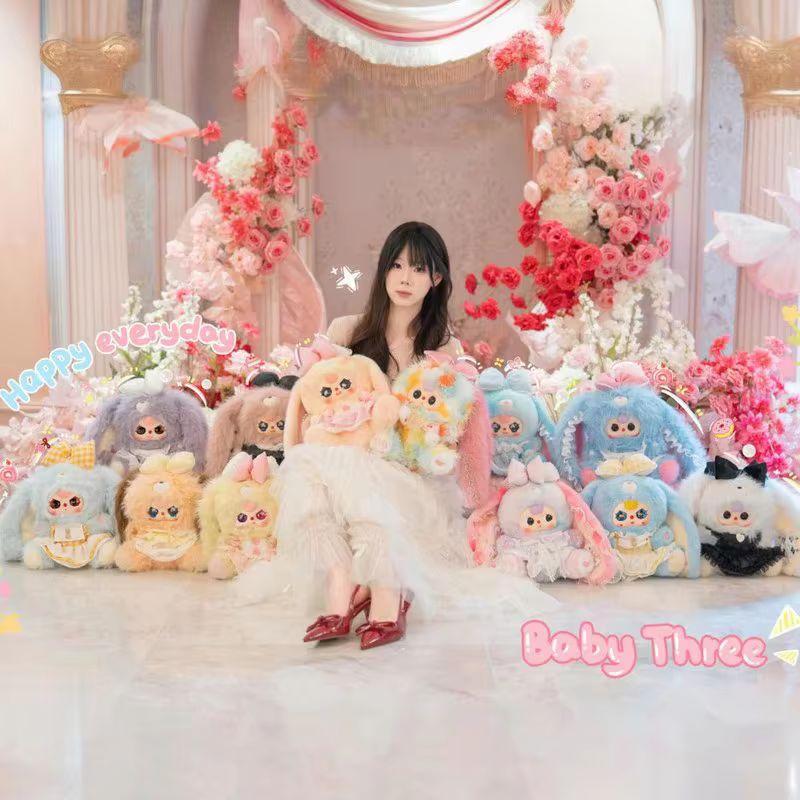 Baby Drei Plüschpuppe Beliebte Lili Kaninchenstadt V5 400% Niedliches Plüschkaninchen Schreibtischornament Kinder Überraschungsgeschenkartikel