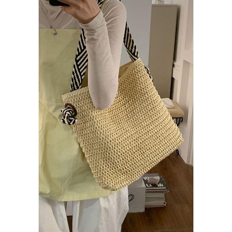 

Korean version of casual large-capacity underarm bag women s 2025 new summer straw bag niche texture shoulder tote bag