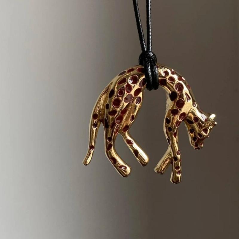 Sophisticated Panther Detail Necklace Enamel Accent Delicate Pendant Clavicle Chain Perfect For Evening Outfits
