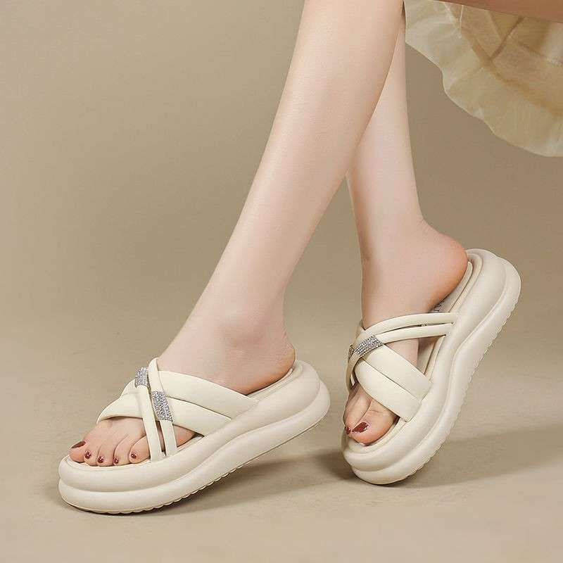 

Stepping on shit feeling] Cool slippers women s summer wear soft-soled non-slip one-word drag high-end sense rhinestone thick-soled beach sandals 40