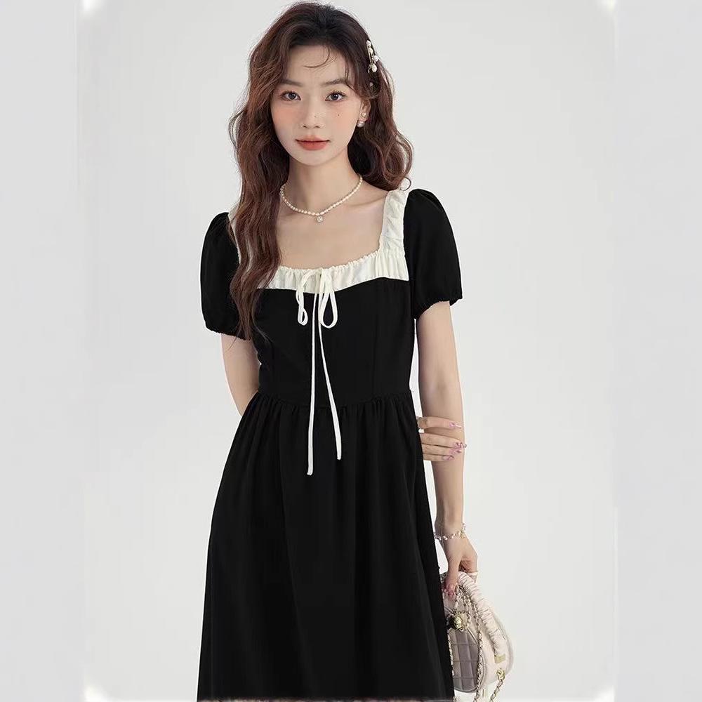 French retro square neck short-sleeved Hepburn style small black dress design sense temperament waist cover belly thin dress women's summer