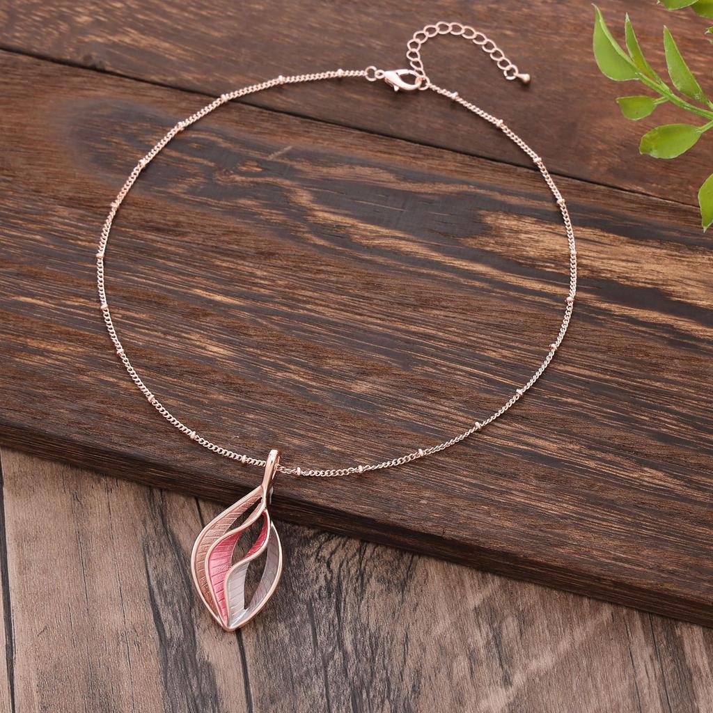Luxury New Geometric Hollow Leaf Pendant, Color Painted Oil Leaf Ladies Premium Versatile Necklace