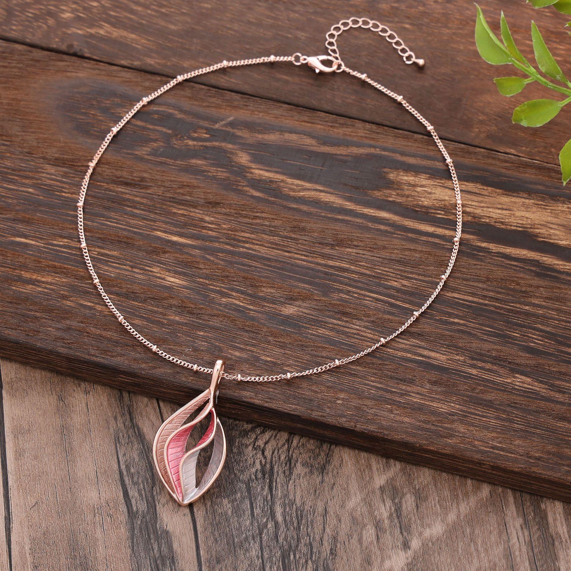 

New geometric hollowed-out leaf-shaped small pendant, colorful painted oil leaf women s high-end versatile neck chain