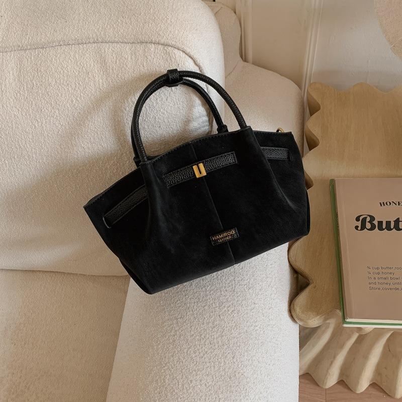 

A Fashionable and Versatile Handbag for Women, A Single-shoulder Bag, and A Niche Commuter Crossbody Bag without pendant чорний