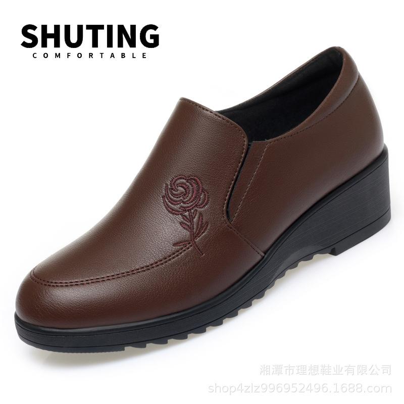 Мода 2024 года модные простые женские мягкие кожаные мокасины повседневные с круглым носком мягкие удобные с мягкой подошвой нескользящие черные на молнии одинарные туфли 36Foot23cm 4660₽