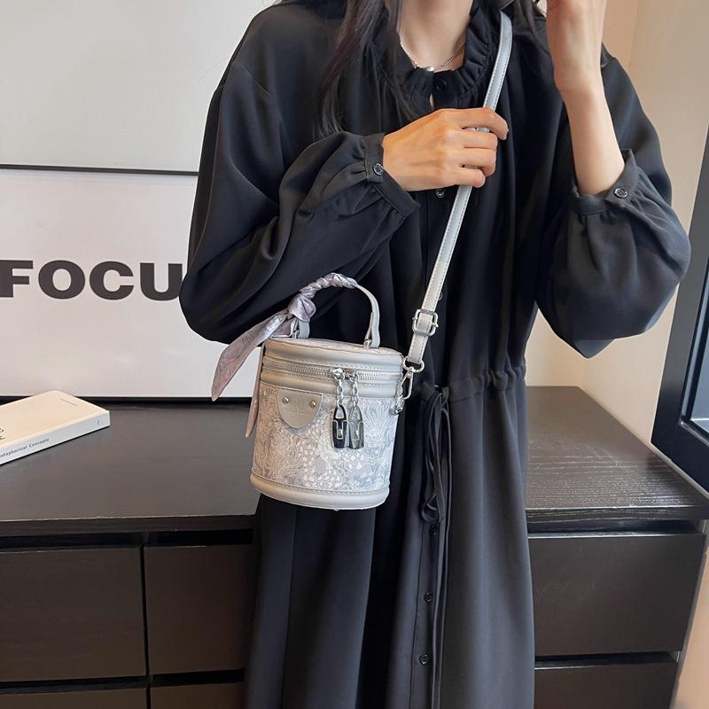 High-end fashion casual niche texture bucket bag 2025 new women's bag trend versatile messenger bag women