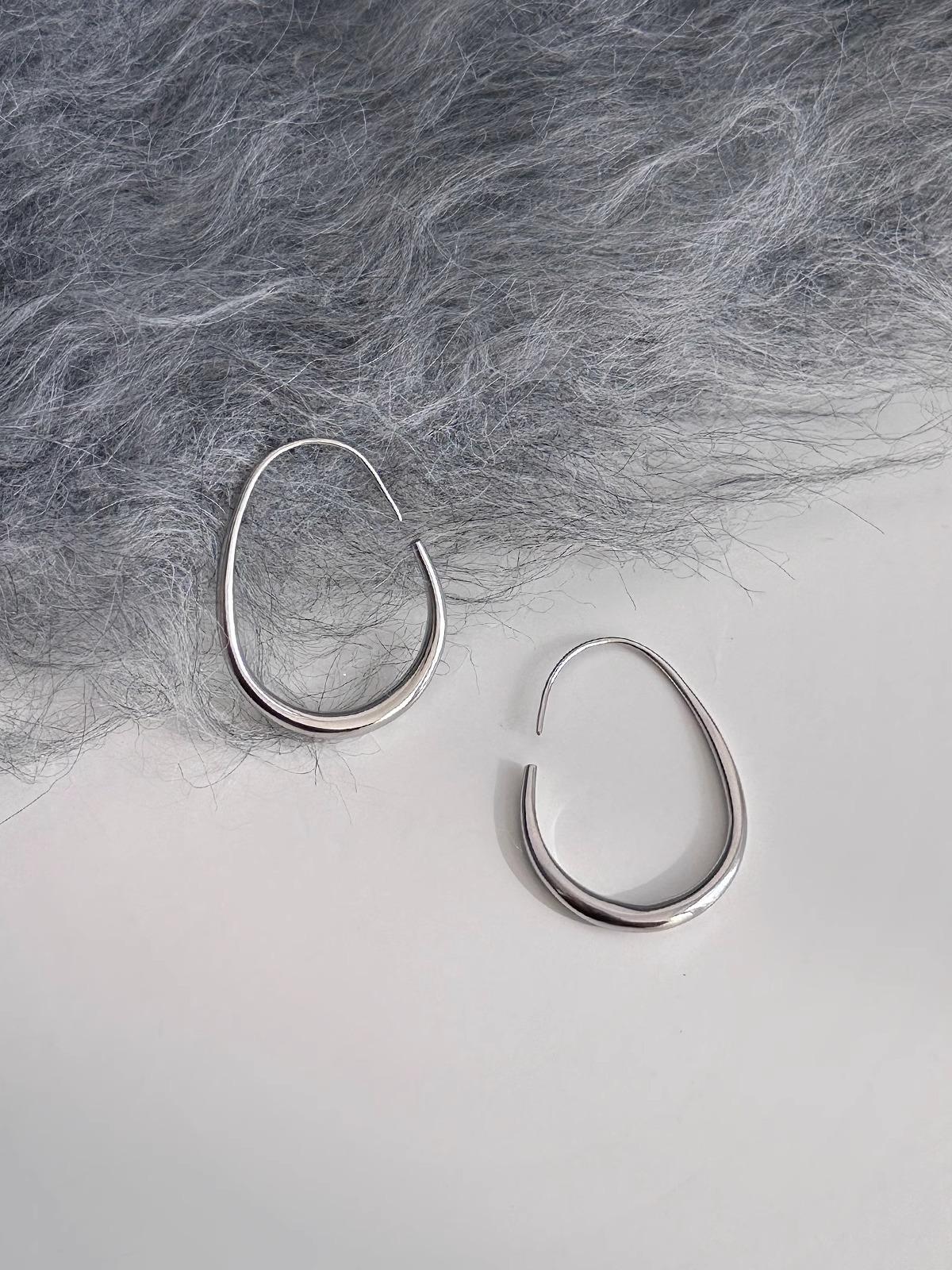 

[New products in autumn and winter] Classic silver water drop earrings, simple and versatile ins wind earrings, niche high-end earrings.