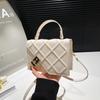 Bolsa pequena de corrente de diamante coreana nova 2025 de alto valor com textura fashion bolsa de ombro transversal bolsa quadrada pequena casual