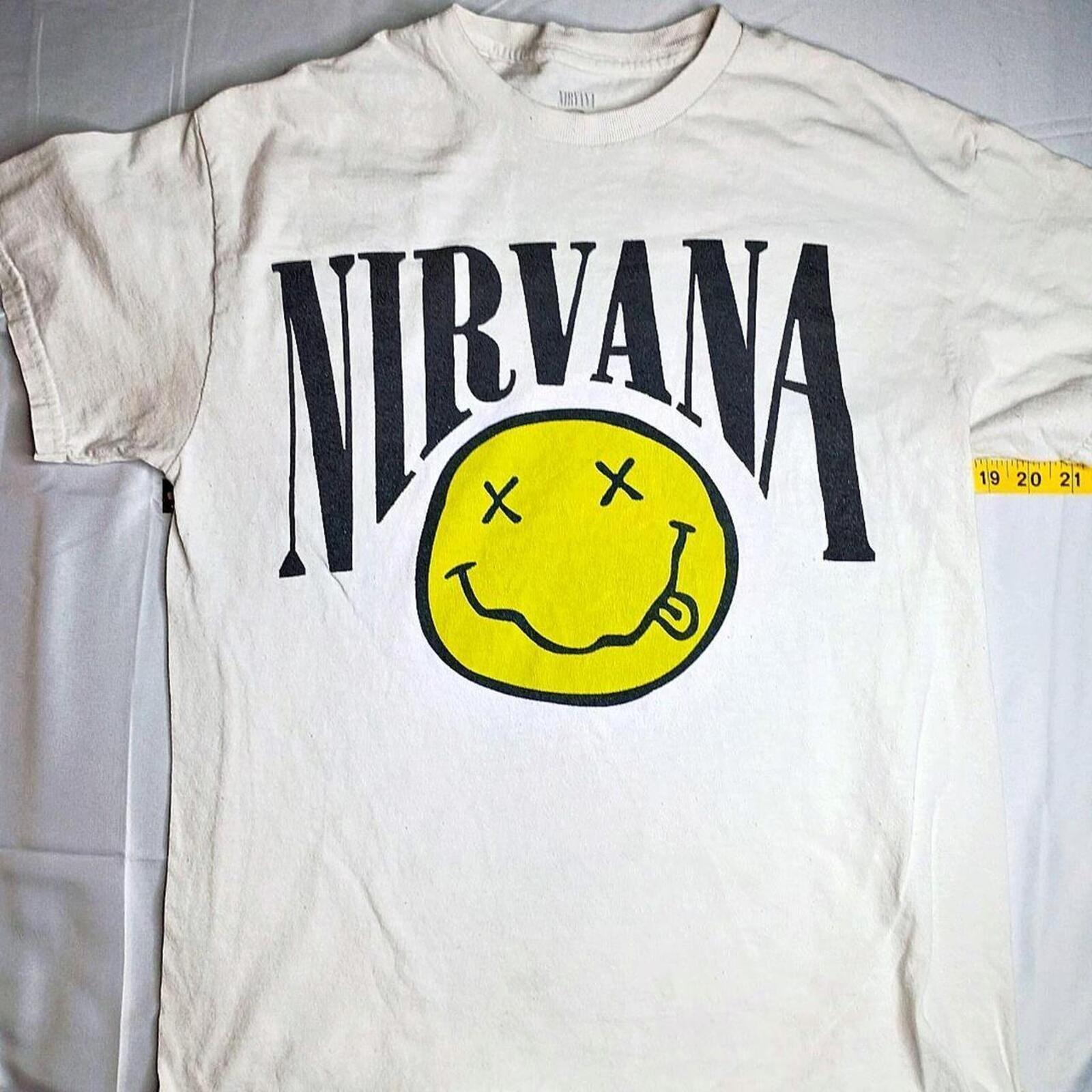 

Nirvana white t-shirt with yellow smiley face design. Size M #rock #bandtee S разноцветный