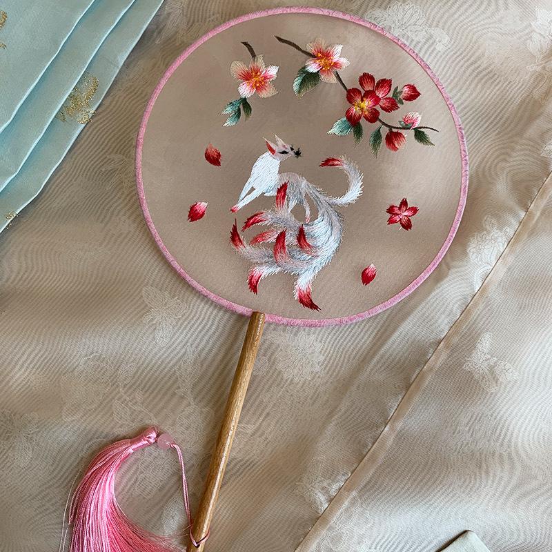 

Двусторонний вышитый круглый веер «Золотой пион» — символ семейной гармонии и благополучия, декор старинного костюма.