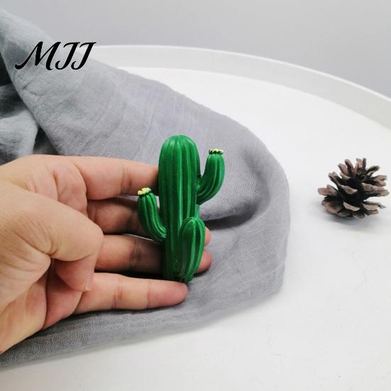 Resin Wall Hooks Cute Cactus Adhesive Hook, Nail-Free Strong Load-Bearing Hanger, Decorative Hangers Mount Organizer for Kitchen Towels Keys