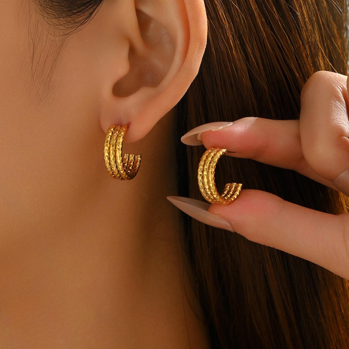 

Женские серьги нового стиля геометрической U-образной формы многослойного плиссированного дизайна серьги-гвоздики универсальные премиальные серьги