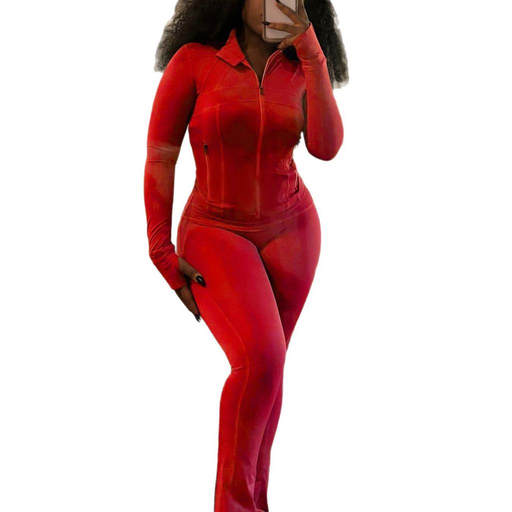 Weißer langärmeliger Jumpsuit mit Reißverschluss und ausgestelltem Bein