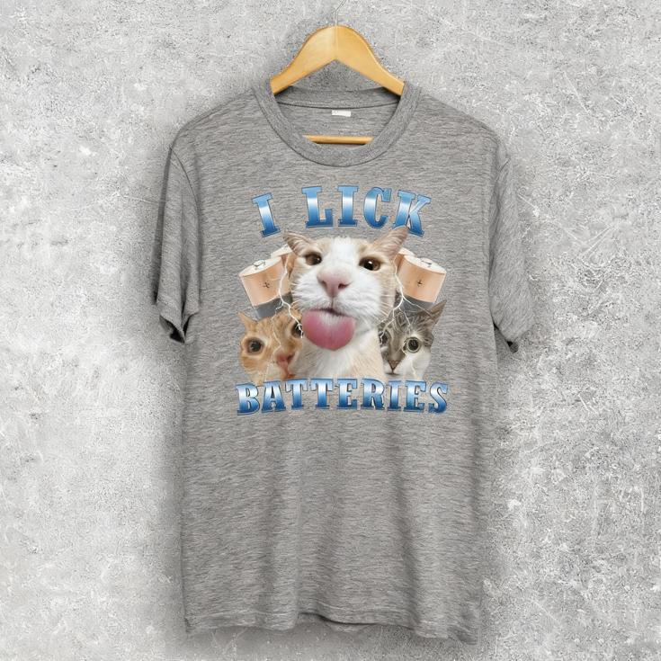 Ich lecke Batterien Lustiges Katzen-Meme T-Shirt Alberne Katzen Shirt Gehirnfäule T-Shirt Ungezügelte Shirts Katzenliebhaber Geschenke Cringe Seltsame Kleidung
